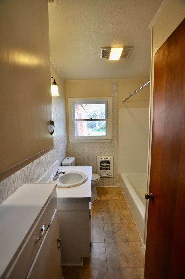 Building Photo - FOR LEASE! Nice 5 BR - 3 Bath - 2,600+ sf ...