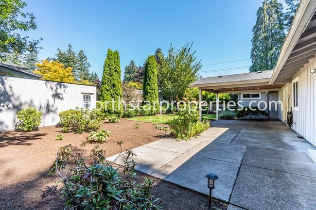 Building Photo - Garden Home Charmer