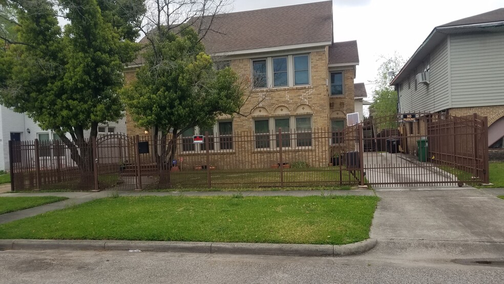 View leading to rear unit - 2715 Cleburne St