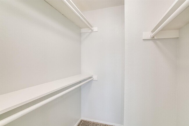 Building Photo - 2801 Meadow Park Dr
