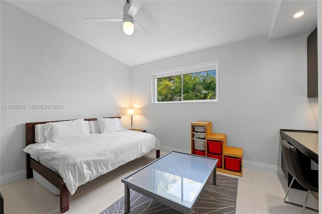 Building Photo - 122 E 2nd Ct