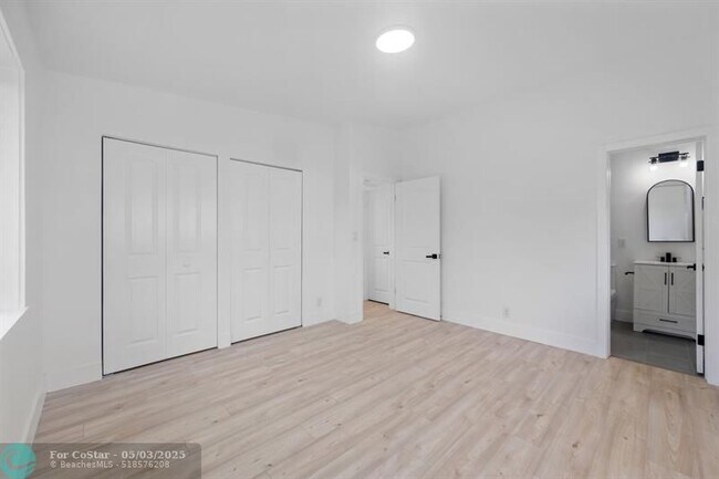 Building Photo - 315 E Jasmine Dr