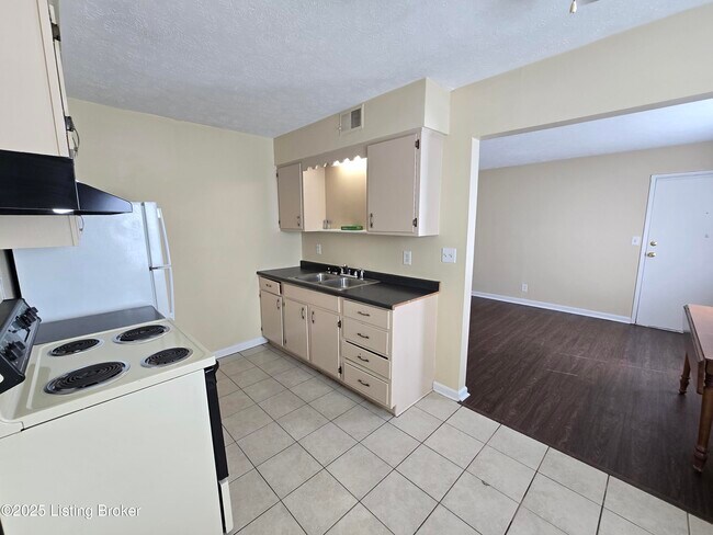 Building Photo - 3217 Springfield Dr