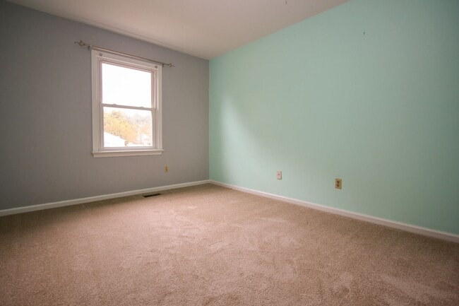 Building Photo - 130 Camelot Crescent