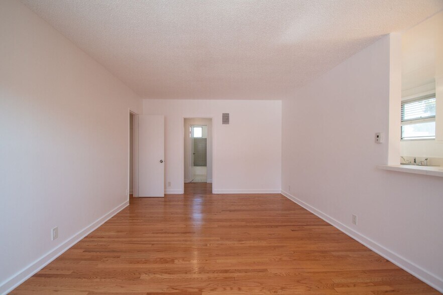 Building Photo - 11143 Aqua Vista St