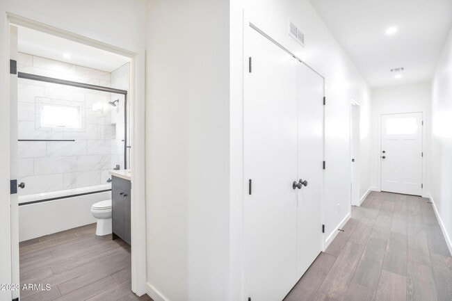 Building Photo - 1436 E Pierce St