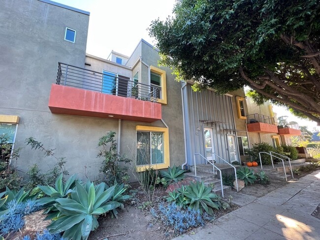 Santa Monica - Luxury Townhome w/ Loft! (3 Bed / 3.5 Bath) - Santa Monica - Luxury Townhome w/ Loft!  (3 Bed / 3.5 Bath)