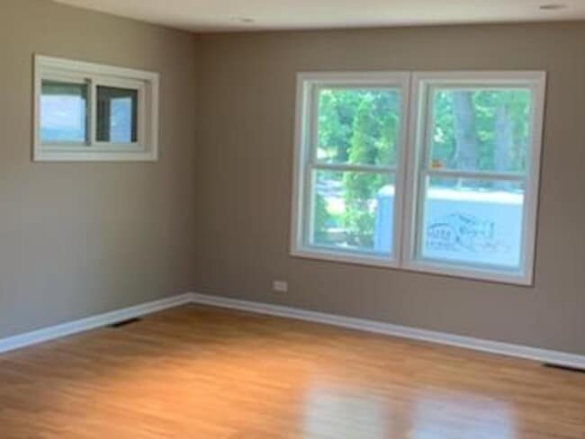 Building Photo - 5411 W Lake Shore Dr