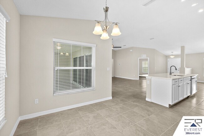 Building Photo - 10 Lysander Ln