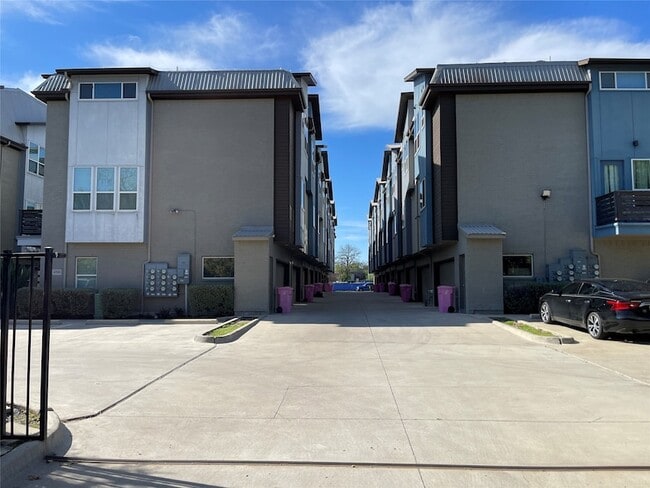 Building Photo - 4910 Live Oak St