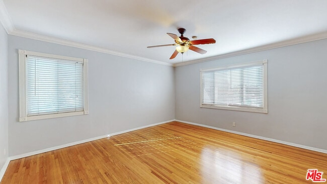 Building Photo - 432 S Doheny Dr