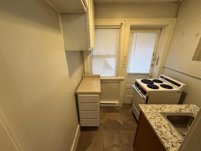 Building Photo - 10 Howard Pl