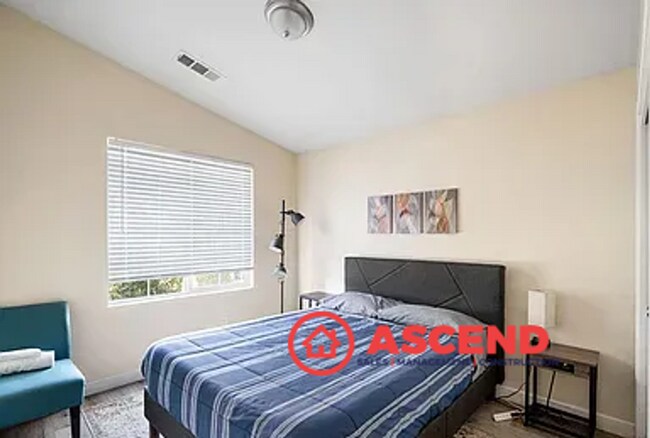 Building Photo - Lovely 4 Bedroom Home in Campus Park Area!