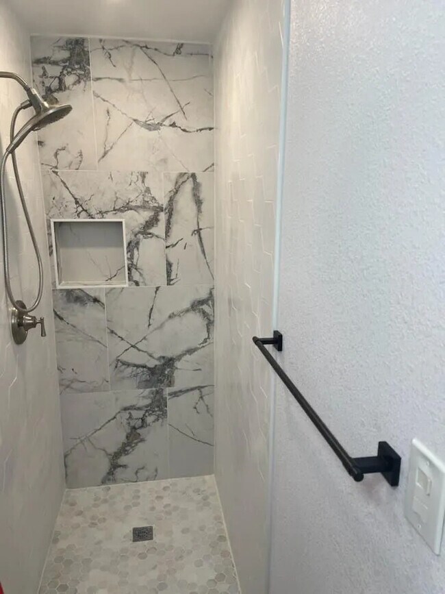 2 bathroom shower - 6736 Starnes Rd