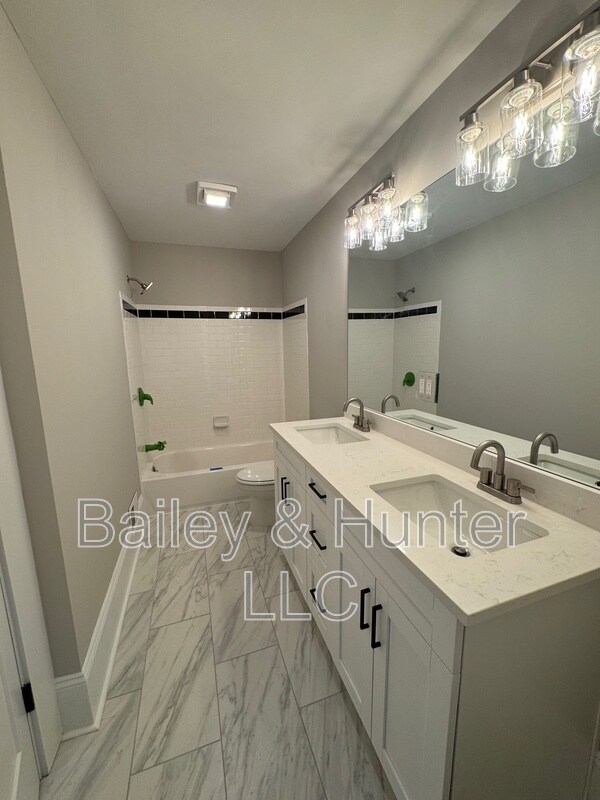 Building Photo - 1385 Hartford Ave SW