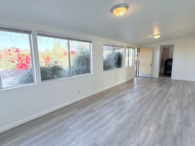 Building Photo - 3 Bed/2 Bath home with backyard and swimming pool!