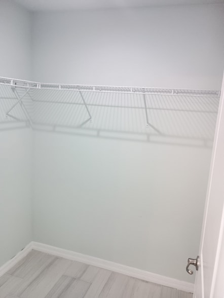 Building Photo - 985 Flomich St