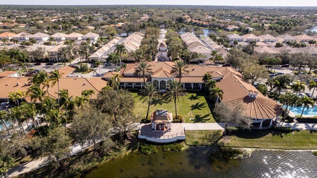 Building Photo - ** ISLAND WALK ** 3 BED + DEN / 2.5 BATH -...