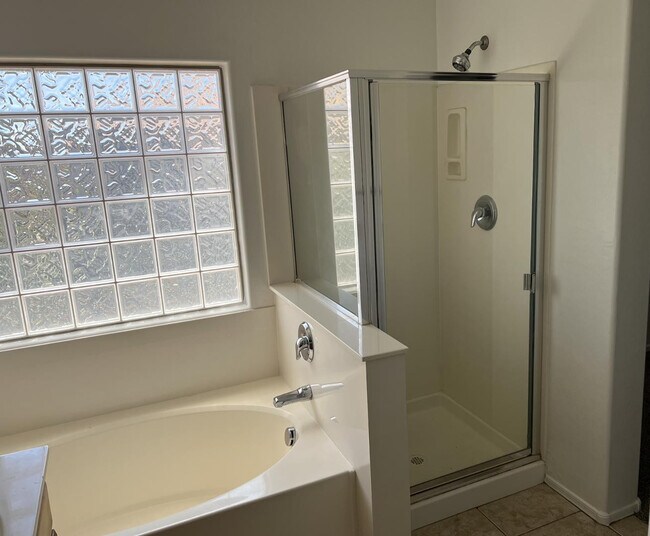 Building Photo - 3637 E Parkview Dr