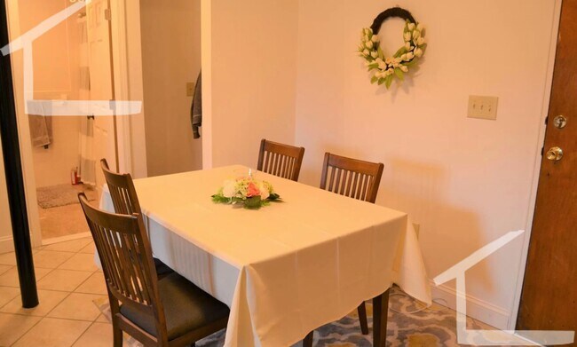 Building Photo - Great 2-bed with Pool!  Ht + HW Incl., 2 Parking Spots Included.  Cat Friendly