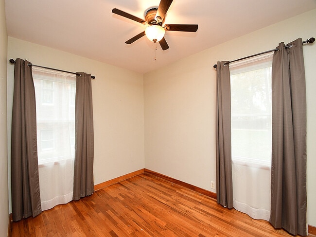 Building Photo - 405 E 5th St