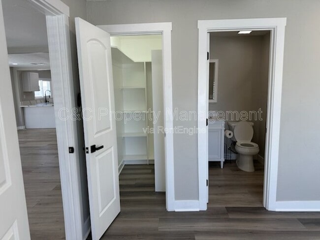 Building Photo - 1519 W 22nd Pl