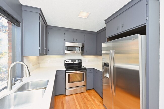 Building Photo - **PERFECTLY SITUATED TOWNHOME IN GREEN HIL...