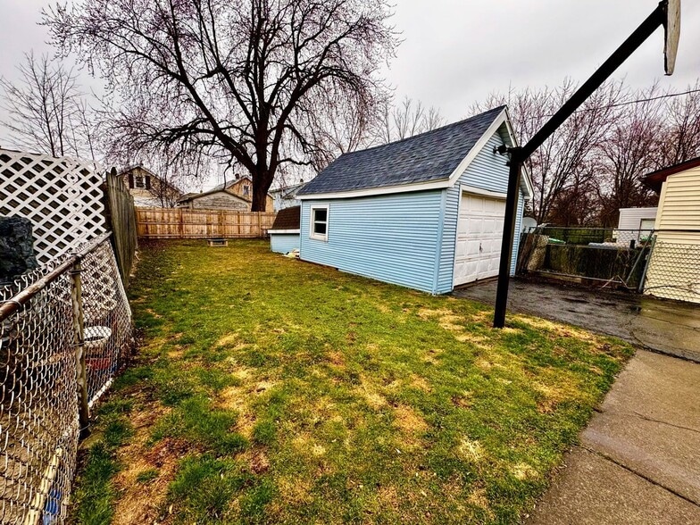 Building Photo - 108 David Ave