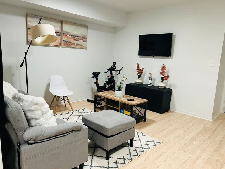 Building Photo - 1255 Raum St NE