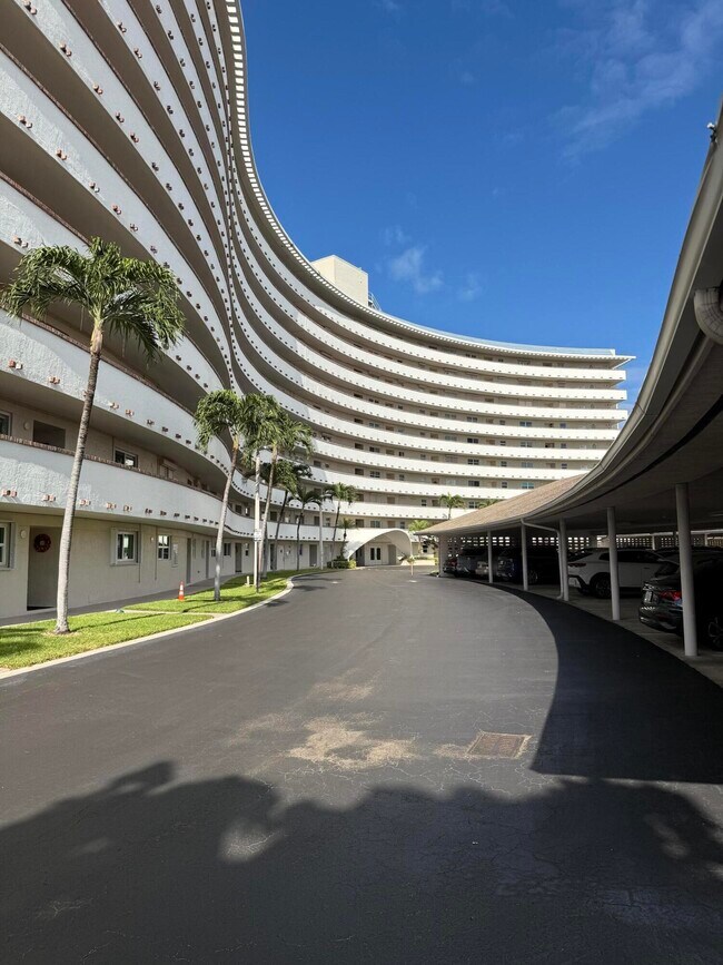 Building Photo - 1537 E Hillsboro Blvd