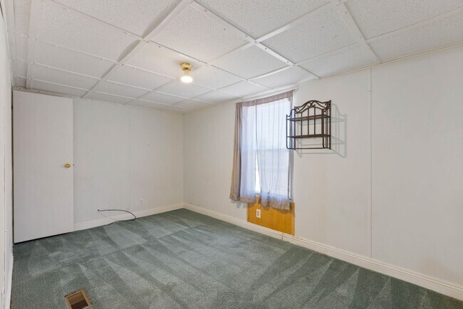Building Photo - Large manufactured home