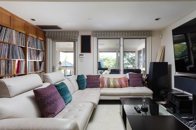 Building Photo - 7 Miller Ave