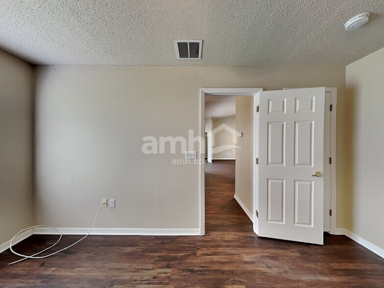 Building Photo - 875 Summer Glen Dr