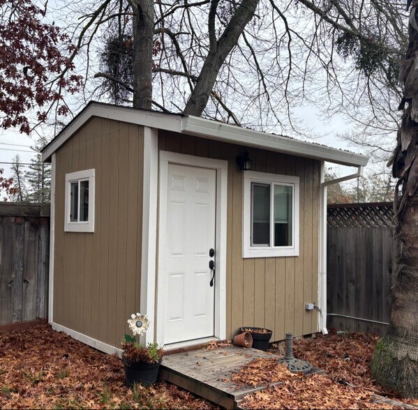 Building Photo - 110 Fiesta Ct