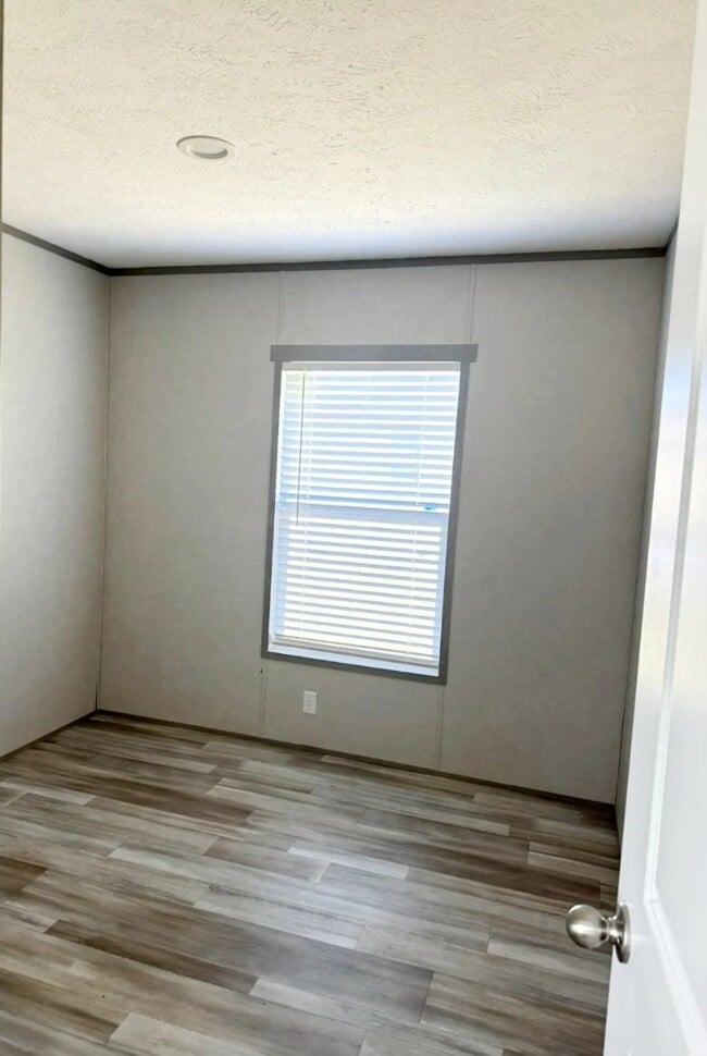 Building Photo - 1033 MS-182