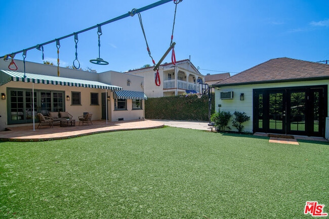 Building Photo - 121 S Poinsettia Pl