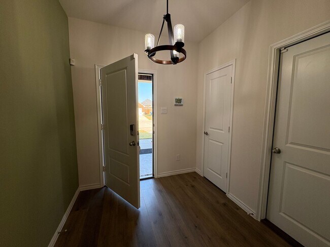 Building Photo - Pristine in Princeton!