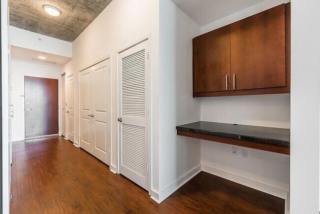 Building Photo - 300 S Australian Ave