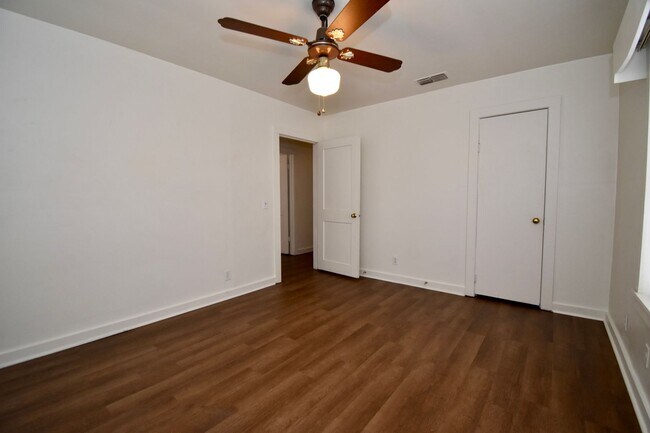 Building Photo - 3 Bed 1 Bath Home!