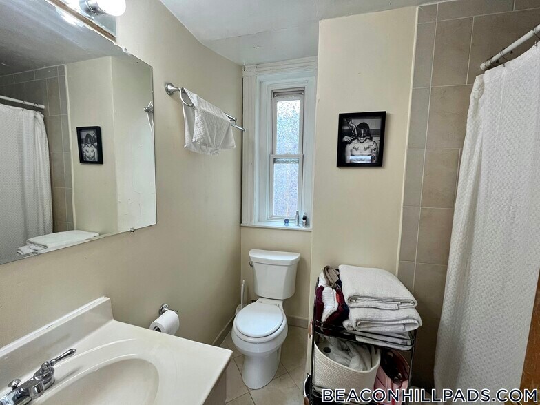 Building Photo - 108 Myrtle St