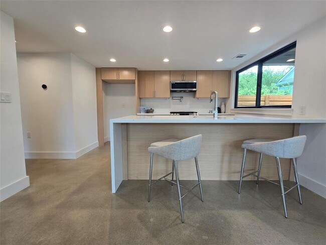 Building Photo - 1112 W N Loop Blvd