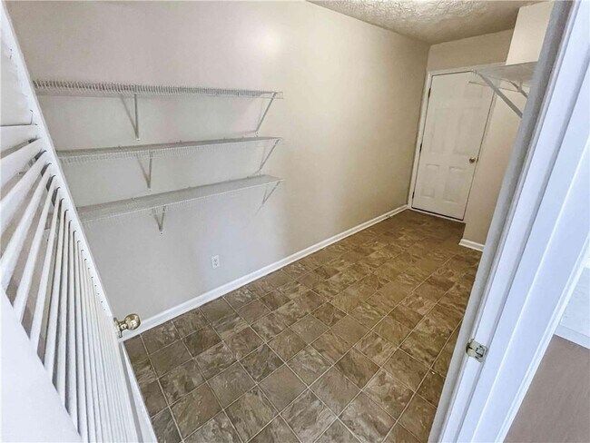 Building Photo - 6205 Tree Ridge Dr N W