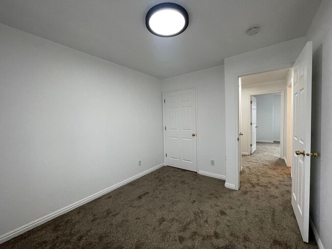 Building Photo - 3 Bedroom Townhome by BYU