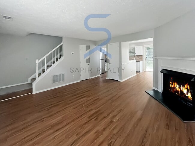 Building Photo - Move in before October 15th and get $100 O...