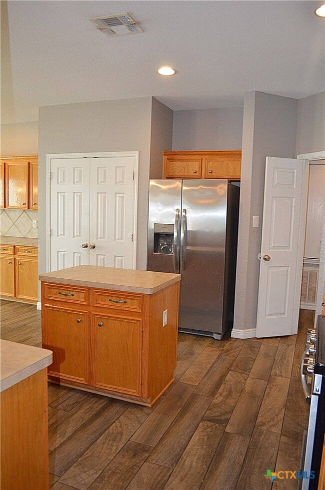 Building Photo - 423 Reservation Dr