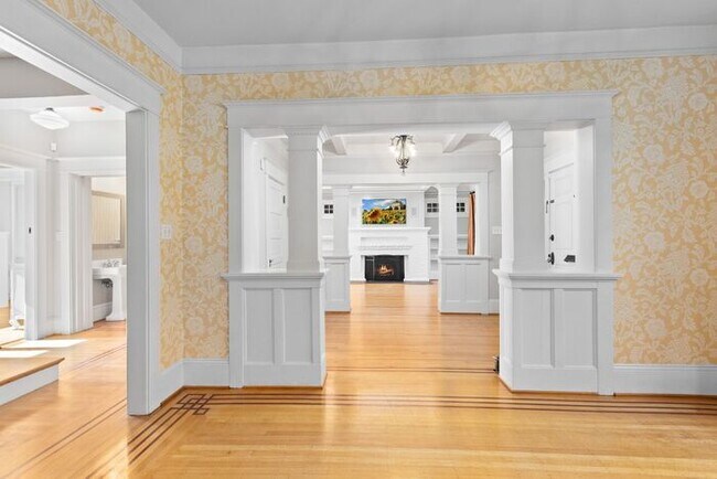 Building Photo - Stunning 1909 Craftsman w/ AC in Coveted Capitol Hill