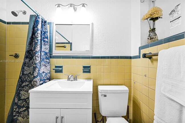 Building Photo - 6840 SW 26th Ct