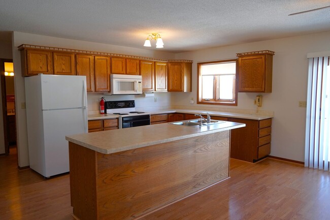 Building Photo - 2 Bedroom, 2 Bath Home