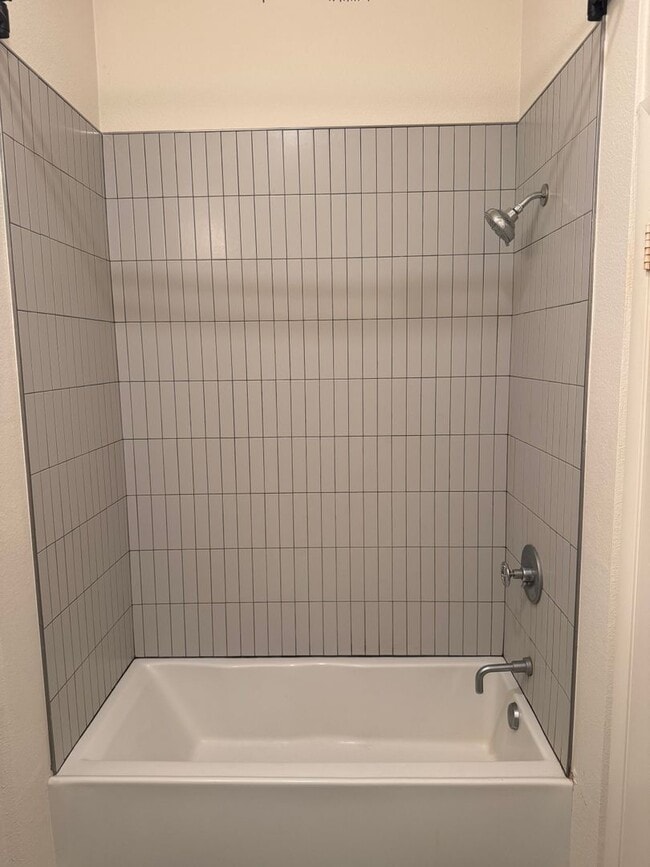 Building Photo - Beautiful 2Br/2Ba Townhome In Little Italy...