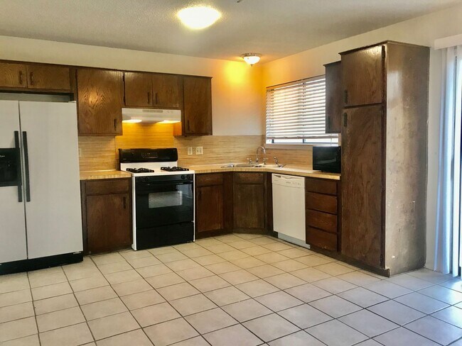 Building Photo - 2 bedroom near Catoosa!!